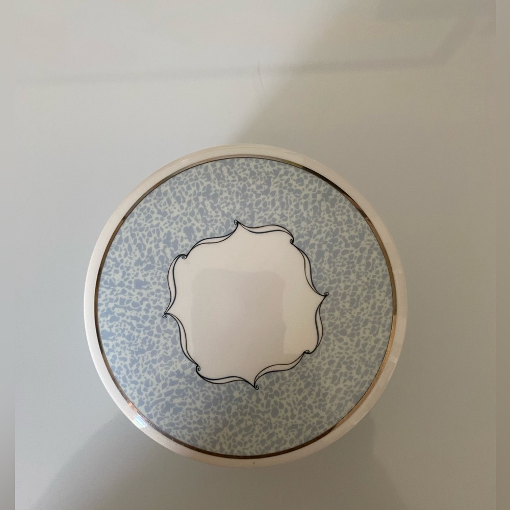Wedgwood Venice bone china box - Picture 2 of 9